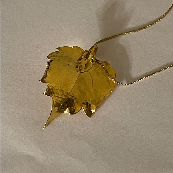 Gold tone metal necklace with leaf pendant - Picture 3 of 3